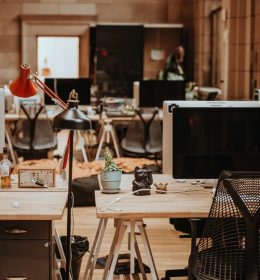 Kenali Jenis Meja Kantor Surabaya Modera dan Ciri Khasnya!